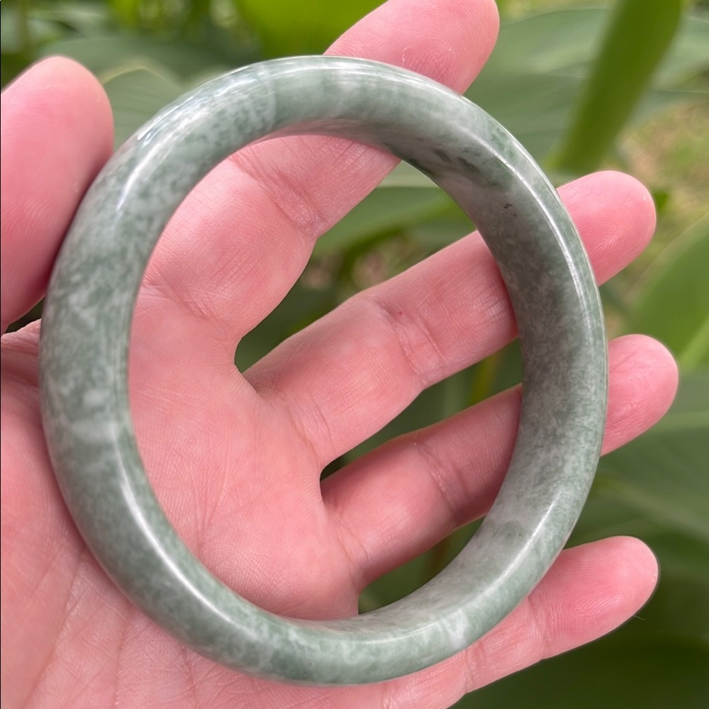 Elegant Green Jade Jadeite Bangle Bracelet NWOT 61mm - Picture 6 of 16